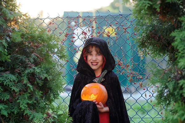 Halloween. Kleine jongen beeldt de boze tovenaar. — Stockfoto