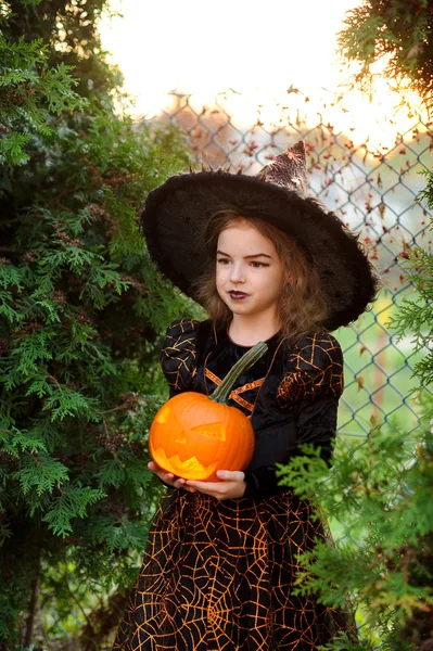 Halloween. Mooi klein meisje beeldt de boze fee. — Stockfoto