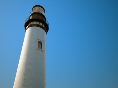 mavi bir gökyüzü güneşli bir günde ile beyaz deniz feneri