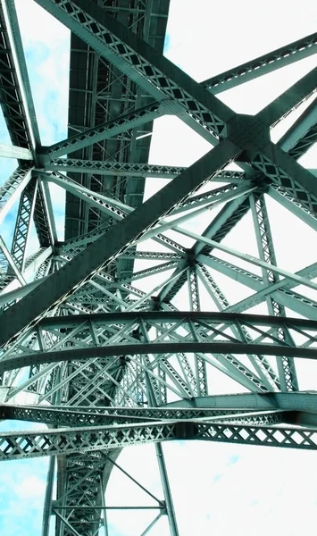 Ondersteuning voor boven de brug, stalen structuur close-up. — Stockfoto