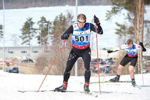 Skidåkare Rider Skidspår Bra Vinterväder Skidåkare Övervinner Bestigningen Genom Skridskoåkning — Stockfoto