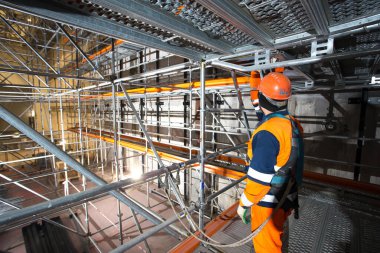 Saint Petersburg, Rusya-07 Nisan 2019: İnşaatçı iskelenin inşaatını tamamladı.