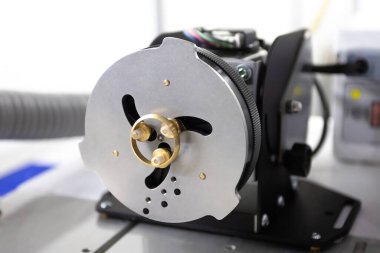 Mücevher yüzüklerinin boyutunu değiştirmek için makine