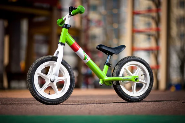 Yeşil çocuklar Bisiklet Stok Resim