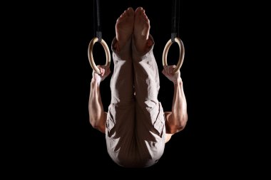 Yüzüklerin üzerinde pratik atlet