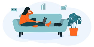 Genç bir kadın dizüstü bilgisayarla kanepede oturuyor. Düz stil. Evde dizüstü bilgisayar, uzaktan çalışma, çevrimiçi toplantı, üretkenlik, dijital göçebe ile çalışan serbest çalışanın vektör çizimi. Evde kal konsepti.