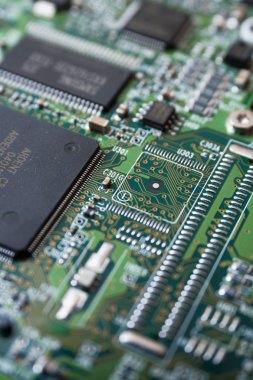 elektrik bileşenleri ile baskılı devre kartı