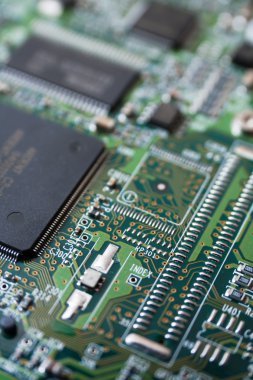 elektrik bileşenleri ile baskılı devre kartı