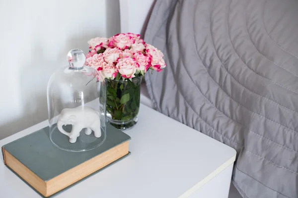 Rosen im Schlafzimmer — Stockfoto