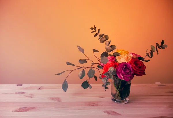 Букет разноцветных роз — стоковое фото