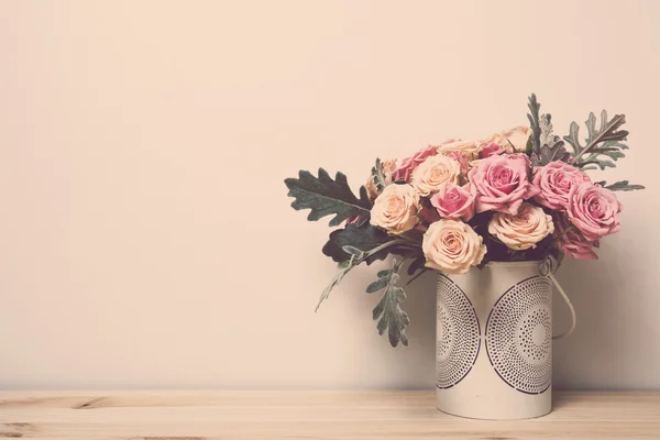 Roze en beige rozen — Stockfoto
