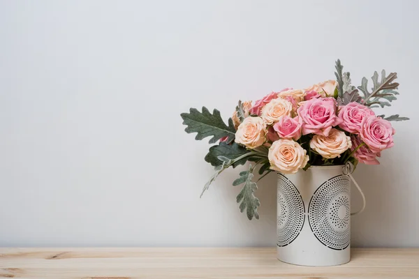 Pink and beige roses — Stock Photo, Image