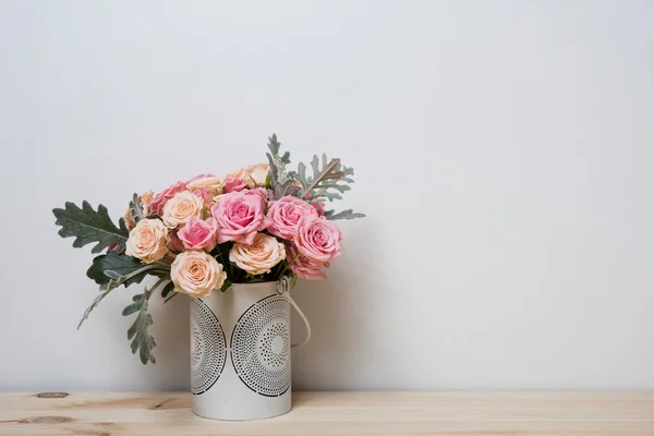 Pink and beige roses — Stock Photo, Image