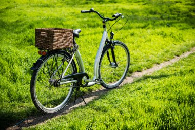 Bisiklet ile bir hasır sepet