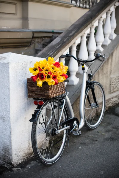 Stadsfiets met een boeket van bloemen — Stockfoto