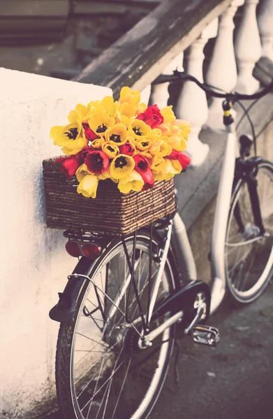 Stadsfiets met een boeket van bloemen — Stockfoto