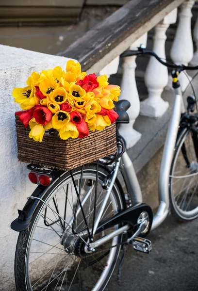 Rower miejski z bukietem kwiatów — Zdjęcie stockowe