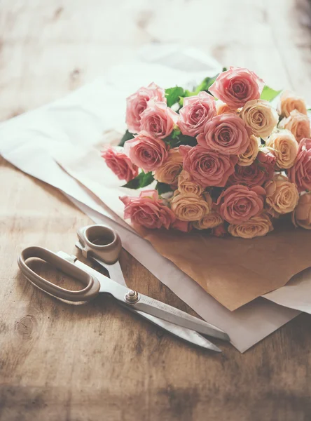 Μπουκέτο με ολόφρεσκα τριαντάφυλλα και ψαλίδι — Φωτογραφία Αρχείου