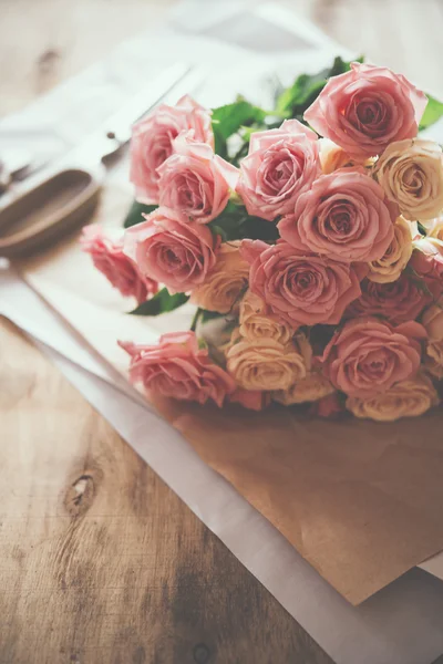 Bouquet of fresh roses and scissors — Stock Photo, Image