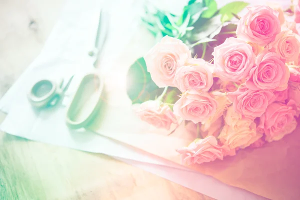 Bouquet of fresh roses and scissors — Stock Photo, Image