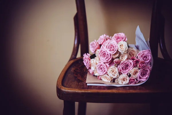 Roses on vintage chair — Stock Photo, Image