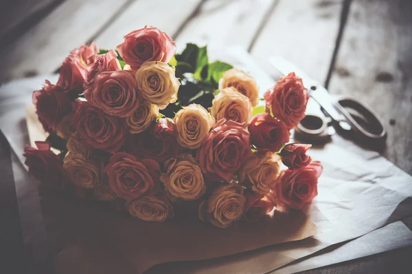 Strauß frischer Rosen und Scheren — Stockfoto