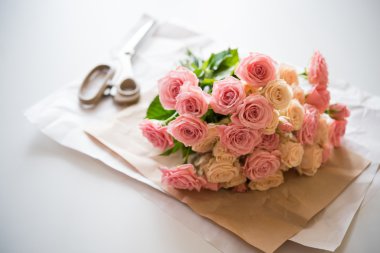 makas ve taze gül buketi