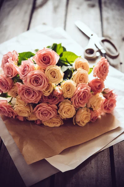 Bukiet świeżych róż i nożyczki — Zdjęcie stockowe