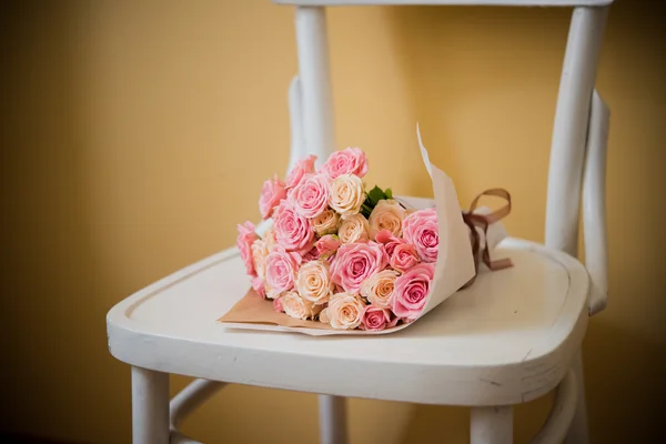 Rosen auf Vintage-Stuhl — Stockfoto