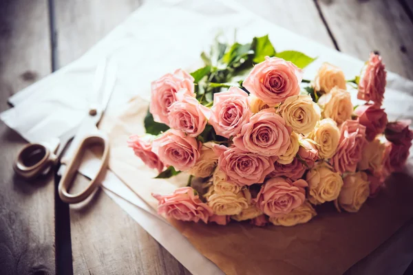 Букет свежих роз и ножниц — стоковое фото