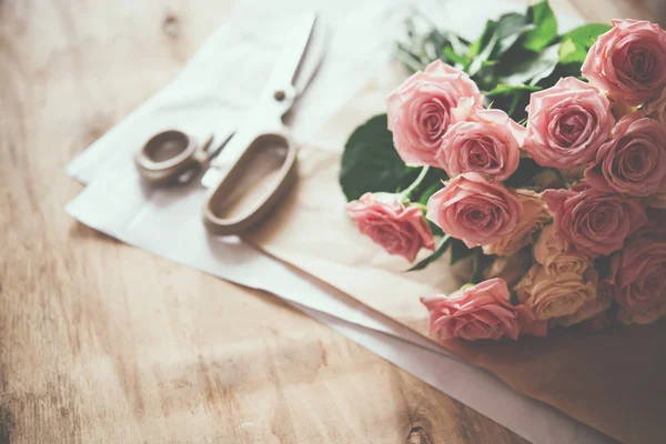 Μπουκέτο με ολόφρεσκα τριαντάφυλλα και ψαλίδι — Φωτογραφία Αρχείου