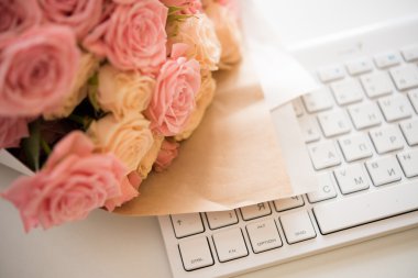 Gül beyaz bilgisayar klavye üzerinde