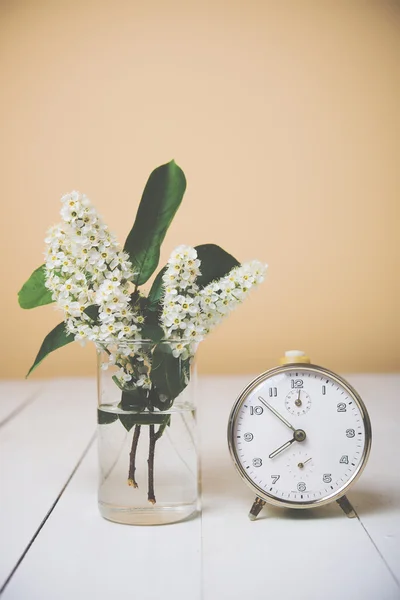 Çiçekler ve saat — Stok fotoğraf