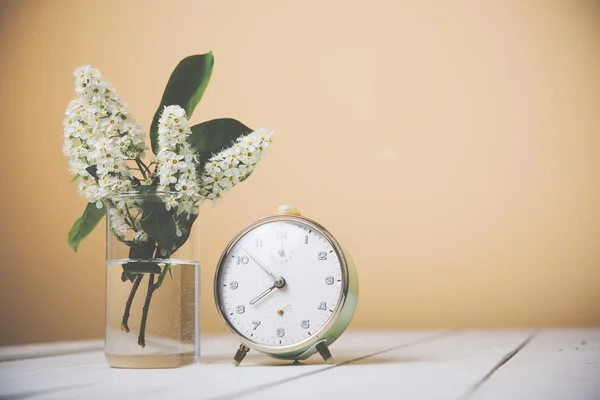 Flores y reloj — Foto de Stock