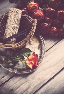 Güllü da arka plan