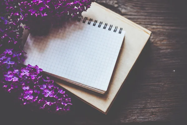 笔记本和淡紫色的花 — 图库照片