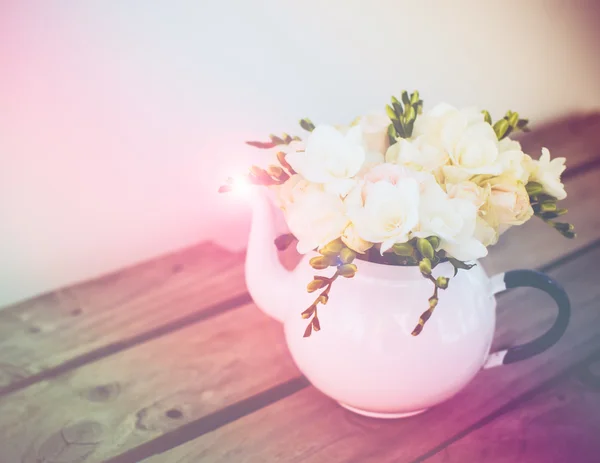 Beyaz güller ve Frezya — Stok fotoğraf