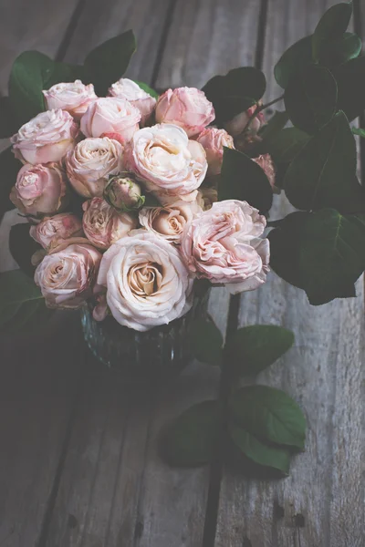 Όμορφη εκλεκτής ποιότητας μπουκέτο με ολόφρεσκα τριαντάφυλλα σε ξύλινη σανίδα — Φωτογραφία Αρχείου
