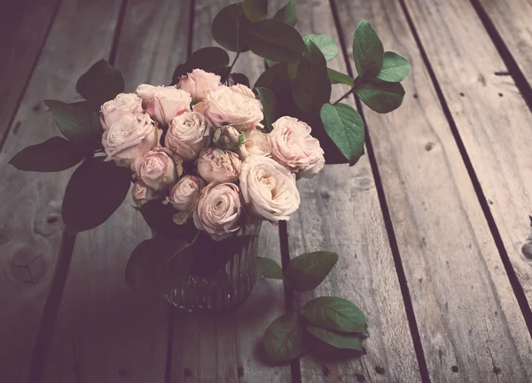 Hermoso ramo vintage de rosas frescas en tablero de madera — Foto de Stock