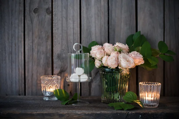 Decoração de mesa de casamento vintage elegante com rosas e velas — Fotografia de Stock