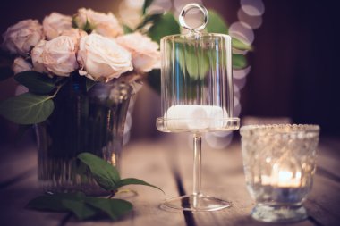 Şık düğün masa dekorasyonu gül ve mumlar