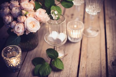 Şık düğün masa dekorasyonu gül ve mumlar