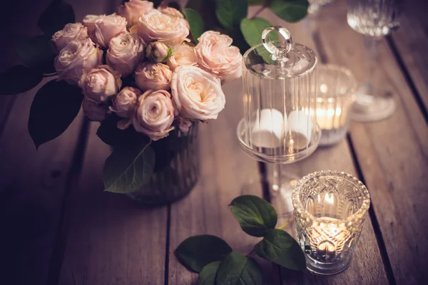 Elegant vintage wedding table decoration with roses and candles — Stock Photo, Image