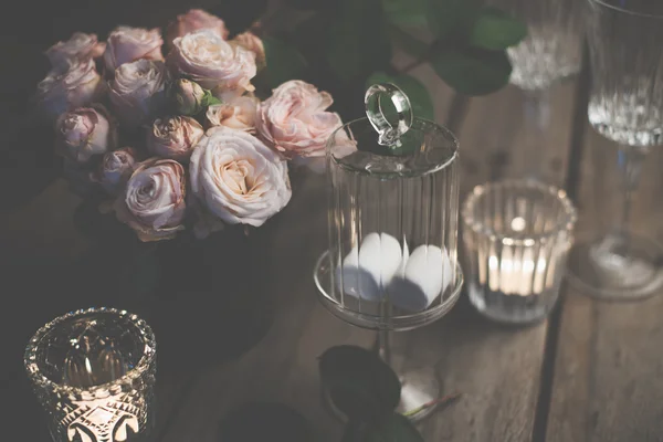 Elegant vintage wedding table decoration with roses and candles — Stock Photo, Image