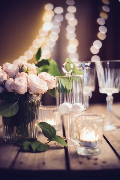 Élégante décoration de table de mariage vintage avec des roses et des bougies — Photo