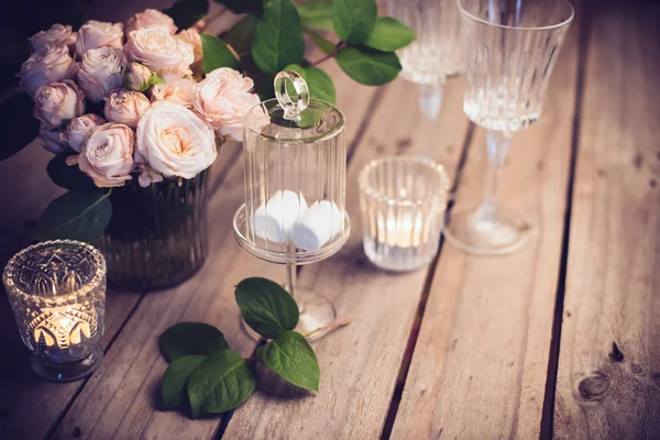 Şık düğün masa dekorasyonu gül ve mumlar — Stok fotoğraf