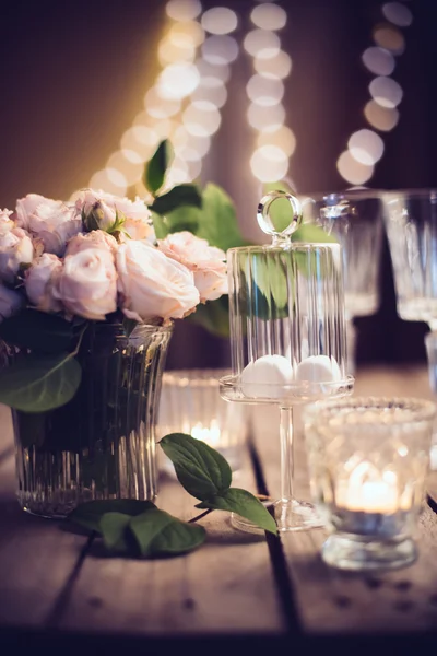Elegante vintage bruiloft tafeldecoratie met rozen en kaarsen — Stockfoto