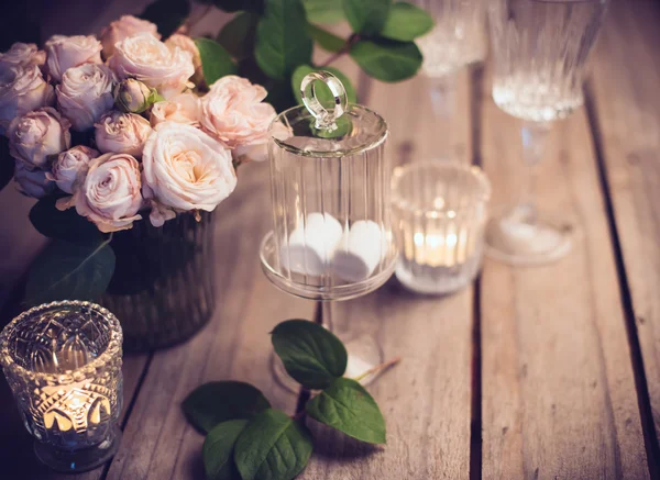 Elegáns vintage esküvői asztaldísz, rózsák és a gyertyák — Stock Fotó