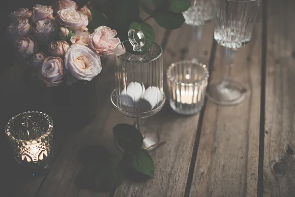 Elegant vintage wedding table decoration with roses and candles — Stock Photo, Image