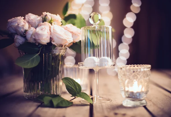Элегантное старинное украшение свадебного стола розами и свечами — стоковое фото